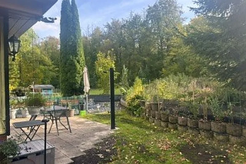 Terrasse und Garten an der Praxis in Eigenrieden